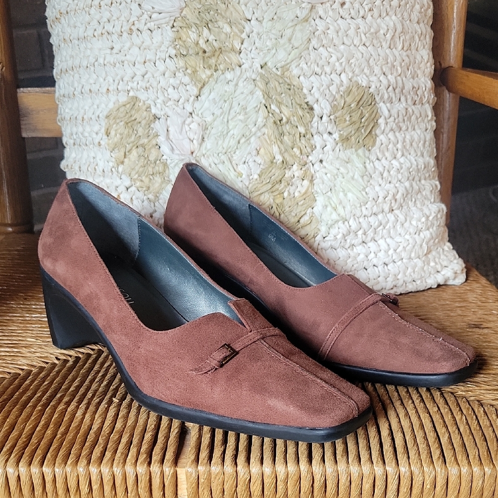 Bisou Bisou brown suede heel, size 9M